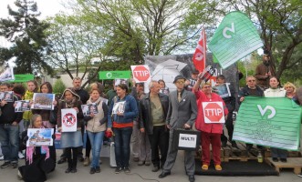 Globális akciónap: Budapesten és vidéken is tiltakoztak a transzatlanti szabadkereskedelmi egyezmények ellen 