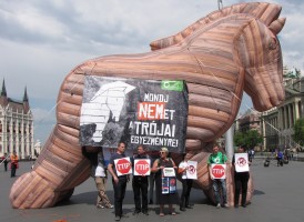 Óriási trójai faló jött Budapestre – tiltakozásul az EU-USA szabadkereskedelmi tárgyalások ellen