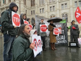 Civil szervezetek tüntettek a transzatlanti szabadkereskedelmi egyezmények ellen