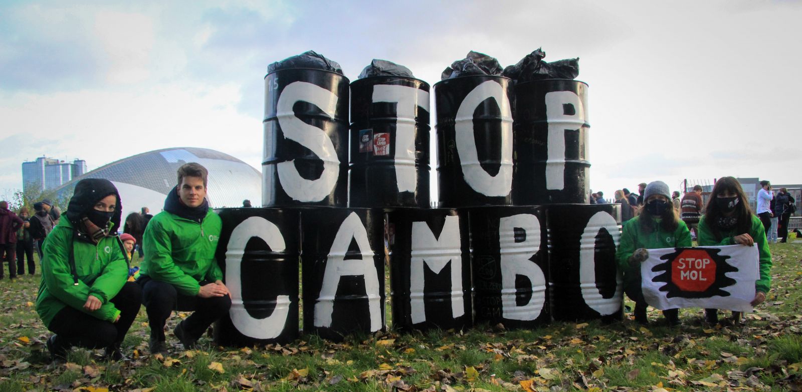 Fiatal magyar klímaaktivisták STOP MOL táblával tüntettek a glasgow-i klímacsúcson