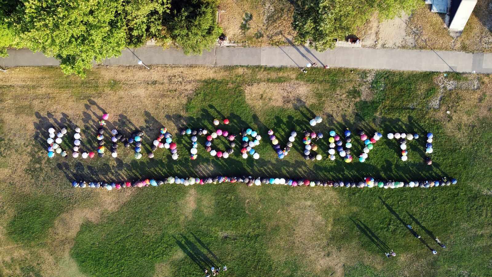 250 esernyőből formálták meg a „KLÍMATÖRVÉNYT!
