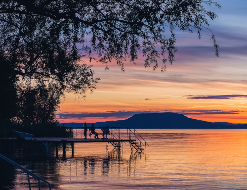 A magyarok elsöprő többsége a Balaton védelmét akarja – a káros beruházások leállítását és a kisajátítást is támogatják