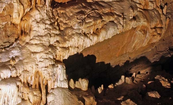 Barlangok, jelentős földtudományi értékű mesterséges üregek védelmét és élővilág megőrzését célzó természetvédelmi beavatkozások