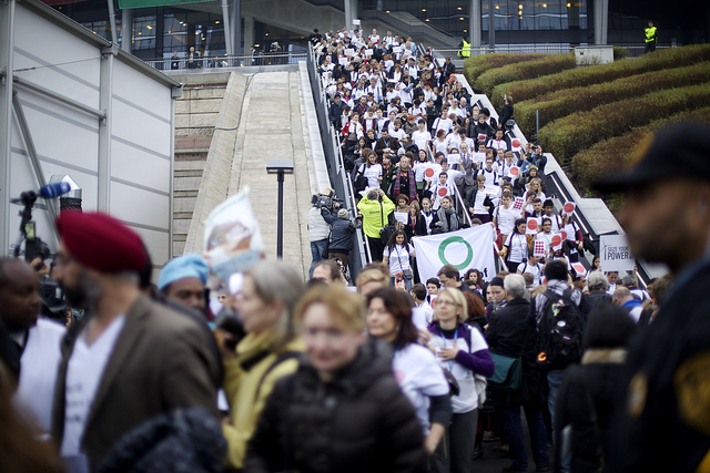 Civilek százai vonultak ma ki tiltakozásul a varsói klímacsúcsról 